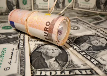 El dólar se mantiene estable antes de la publicación de los datos de EE.UU., el euro cae