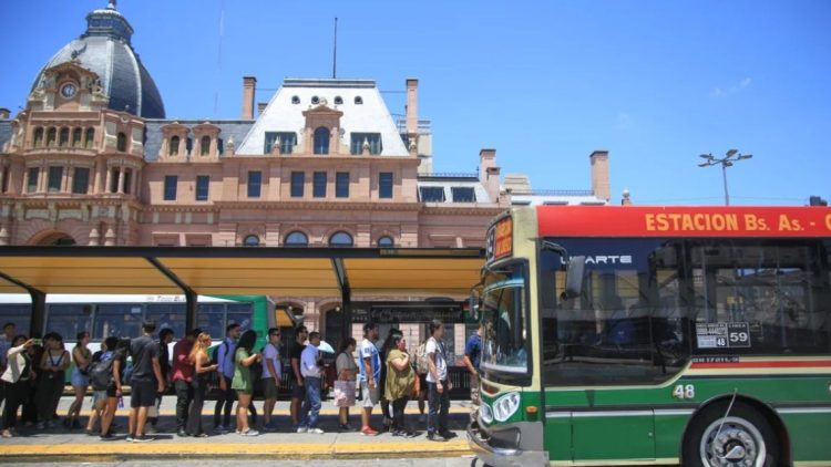 Los costos de los medicamentos y el transporte aumentan en Argentina a medida que los precios siguen aumentando