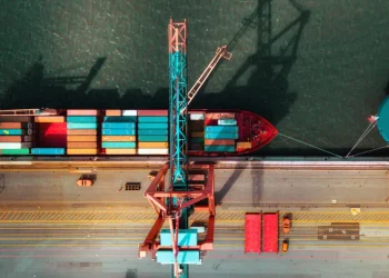 Capital Economics descarta un aumento global de la inflación a pesar del aumento de los costos de envío.