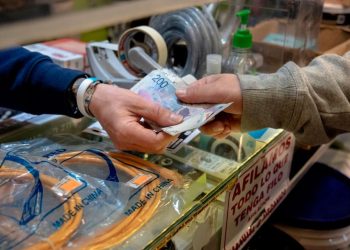 La balanza comercial de Argentina revierte su rumbo tras la devaluación del peso