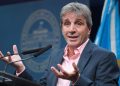 Ministro de Economía Caputo anuncia decisión de Milei de reducir plan de austeridad