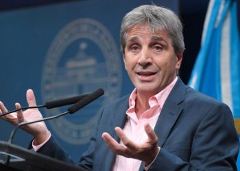 Ministro de Economía Caputo anuncia decisión de Milei de reducir plan de austeridad