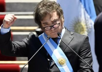 Argentina cumple con el pago de bonos por 1.000 millones de dólares mientras se reestructura acuerdo con el FMI
