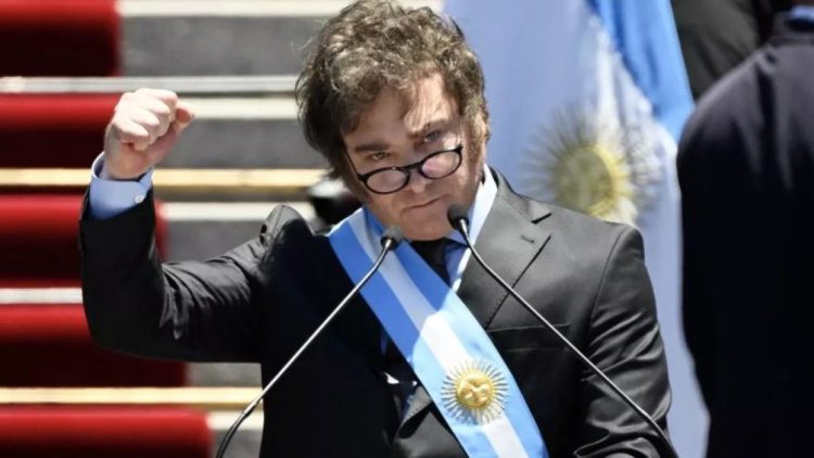 Argentina cumple con el pago de bonos por 1.000 millones de dólares mientras se reestructura acuerdo con el FMI