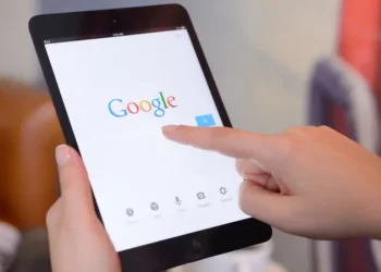 Google lanza una nueva aplicación de inteligencia artificial para teléfonos inteligentes.