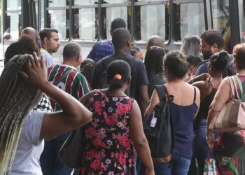 Las tasas de desempleo para mujeres e individuos negros terminaron 2023 por encima del promedio nacional.