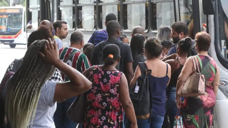 Las tasas de desempleo para mujeres e individuos negros terminaron 2023 por encima del promedio nacional.