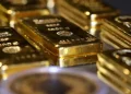 El precio del oro cae a medida que disminuyen las apuestas sobre una próxima reducción de tasas de interés.