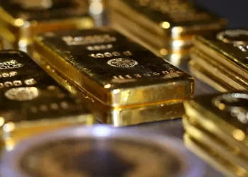 El precio del oro cae a medida que disminuyen las apuestas sobre una próxima reducción de tasas de interés.
