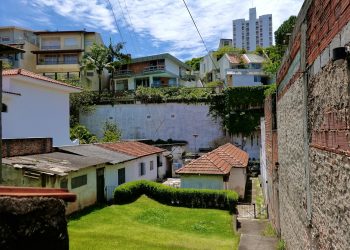 a view of some buildings and a grassy area