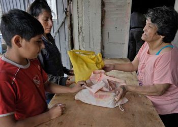 Los informes de la UCA señalan que la pobreza en Argentina ha alcanzado su nivel más alto en 20 años, situándose en el 57.4%.