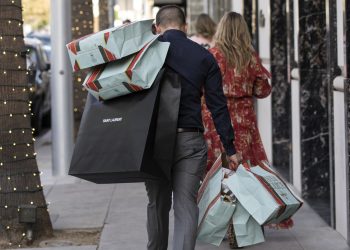 US consumer confidence remains stable amid economic uncertainty
