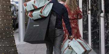 US consumer confidence remains stable amid economic uncertainty