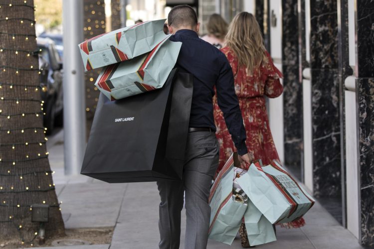 La confianza del consumidor estadounidense se mantiene estable en medio de la incertidumbre económica