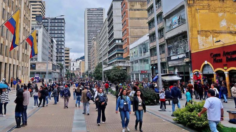 Presidente colombiano critica al Banco Central por débil crecimiento económico