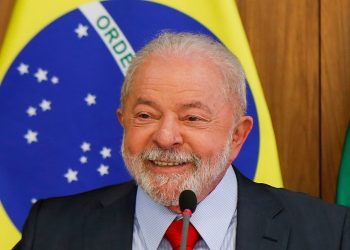 El presidente brasileño Lula promulga un impuesto del 20% sobre compras internacionales de bajo costo