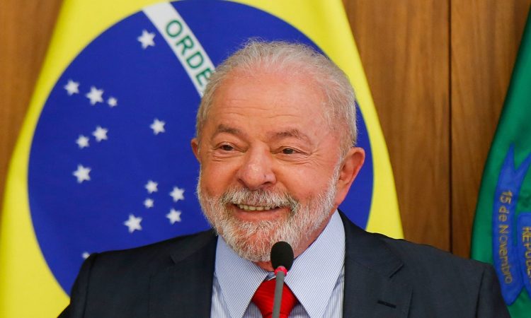 El presidente brasileño Lula promulga un impuesto del 20% sobre compras internacionales de bajo costo