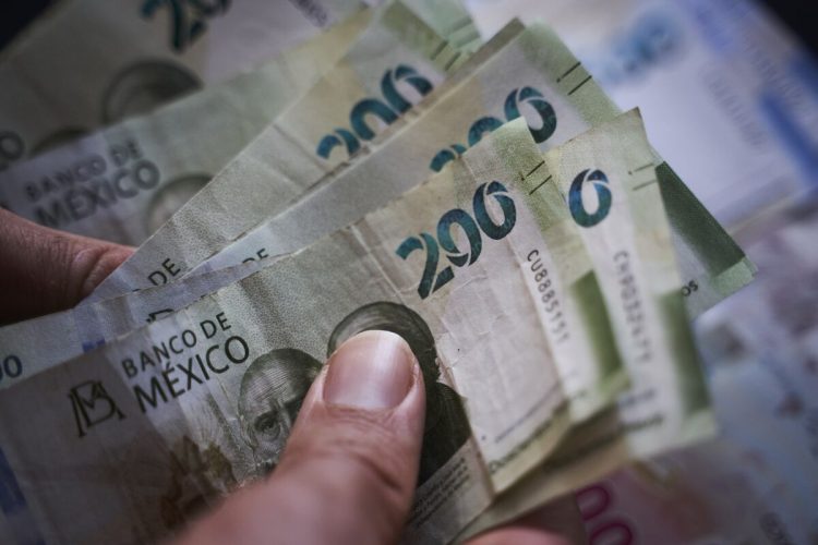 El Peso Amplía su Caída en Medio de Aversiones al Riesgo y Desmantelamiento de Operaciones Carry