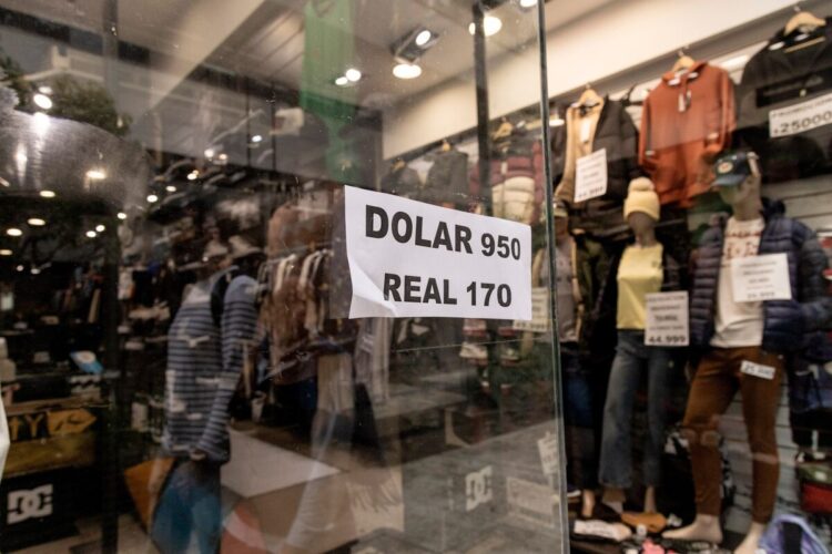 La Economía de Argentina Se Hundió Más en la Recesión en Medio de Medidas de Austeridad