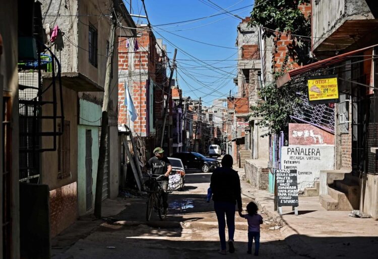 La Crisis de Pobreza en Argentina: Una Apuesta de Austeridad de Doble Filo