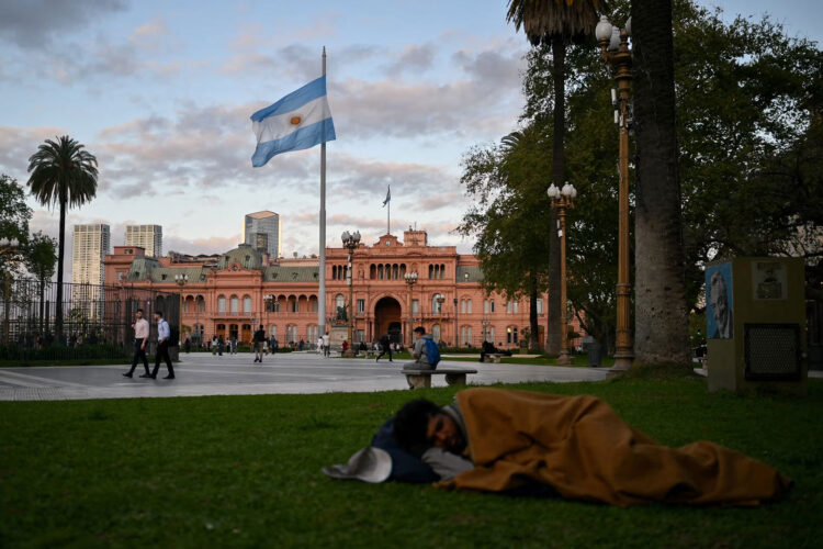 La tasa de pobreza en Argentina se dispara en medio de las medidas de austeridad de Milei