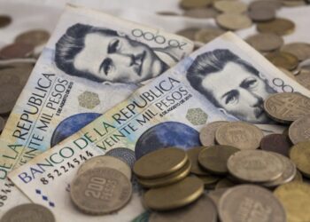 El Peso Colombiano Se Desploma Mientras la Expectativa de Recortes en las Tasas de Interés Pesa Sobre la Moneda