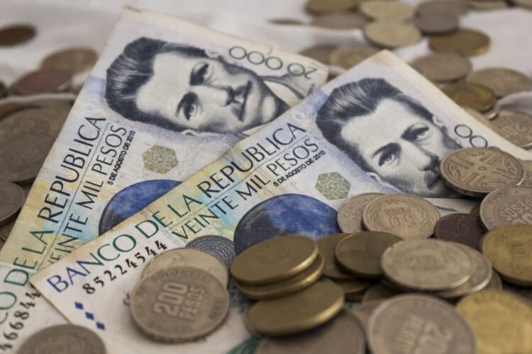 El Peso Colombiano Se Desploma Mientras la Expectativa de Recortes en las Tasas de Interés Pesa Sobre la Moneda
