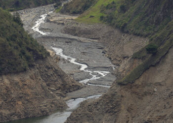 Ecuador Enfrenta una Crisis Energética Agravada con Cortes de Luz Nacionales Debido a una Sequía Severa
