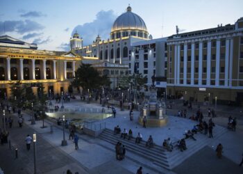 Aumento de la Deuda de El Salvador Tras Promesa de Austeridad Fiscal