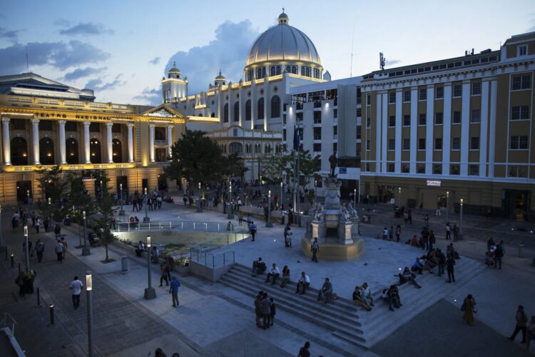 Aumento de la Deuda de El Salvador Tras Promesa de Austeridad Fiscal