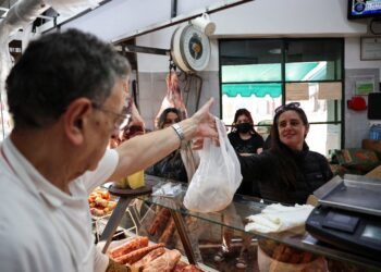 Inflation in Argentina Stagnates, But Workers Struggle as Wages Lag