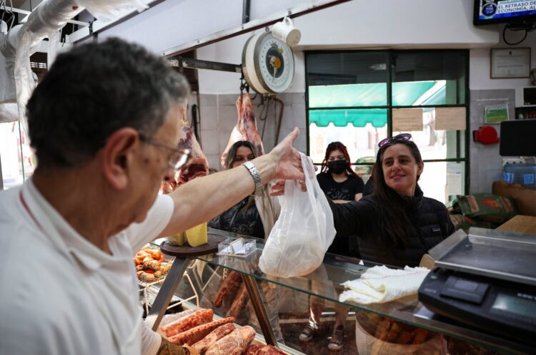 La Inflación en Argentina Se Estanca, Pero los Trabajadores Luchan Mientras los Salarios Quedan Rezagados
