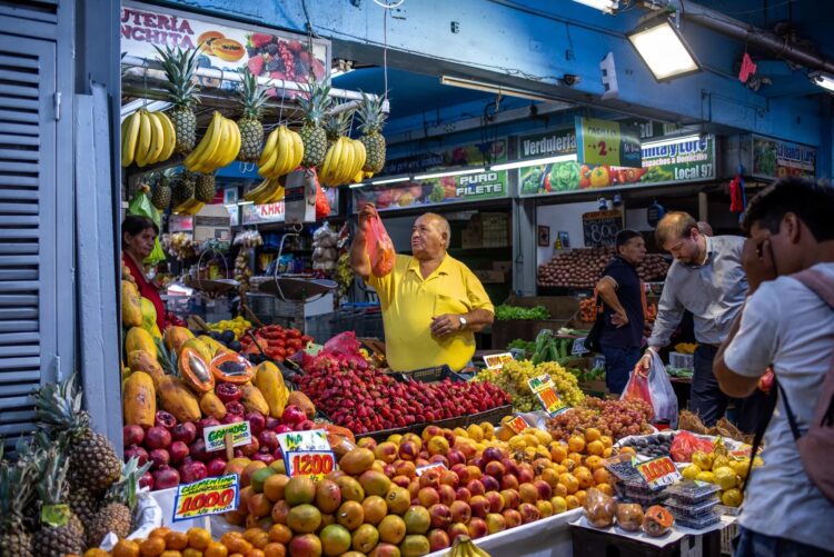 La Inflación en Chile se desacelera, el Banco Central listo para recortes de tasas en medio de desafíos cicos