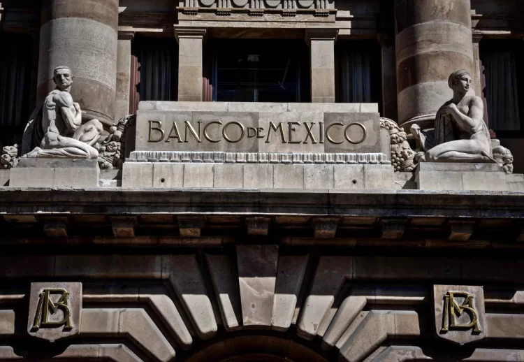 El Banco Central de México Considera Recortes de Tasas Más Amplios Mientras la Inflación Disminuye, pero Persiste la Precaución con los Precios de Servicios
