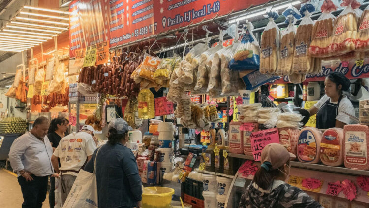 La inflación de México supera las expectativas, lo que podría dificultar los planes del banco central para reducir las tasas