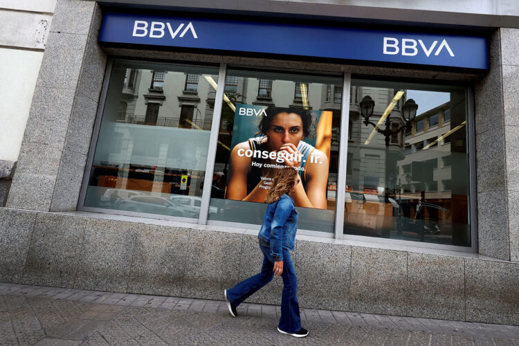 La oferta de BBVA por Sabadell se retrasa debido a la exposición a América Latina