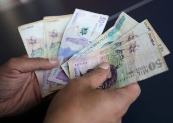 El peso colombiano lidera las pérdidas de las monedas de mercados emergentes ante preocupaciones fiscales y volatilidad en el precio del petróleo