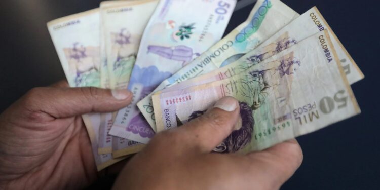 Colombian Peso Leads Emerging-Market Losses Amid Fiscal Concerns and Oil Price Volatility