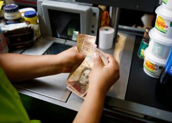La depreciación de la moneda amenaza con revertir los avances contra la inflación en Venezuela